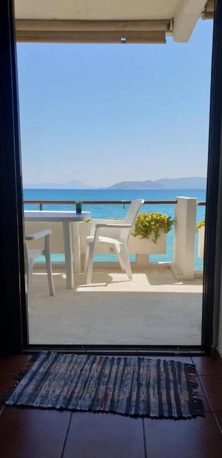 Stunning Beachfront Apartment Stratos Nerándza Kültér fotó